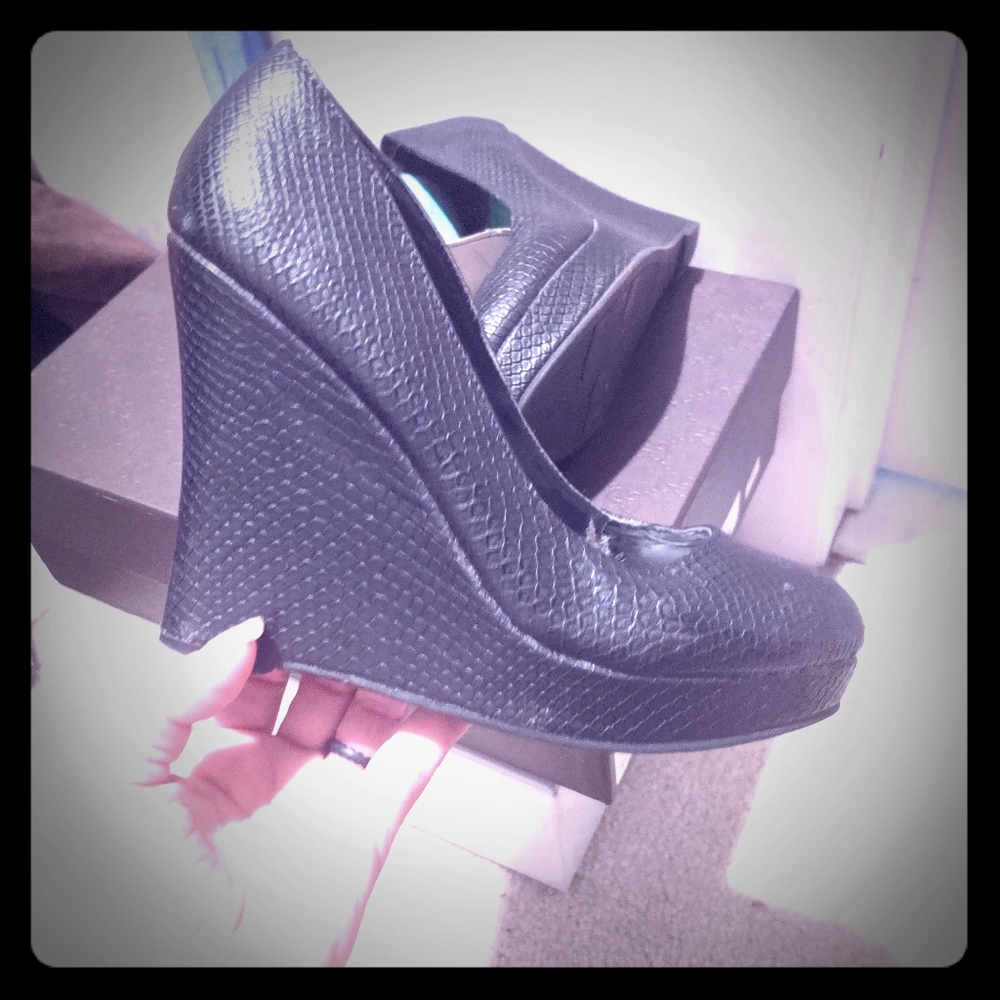 Black wedge pumps 7.5